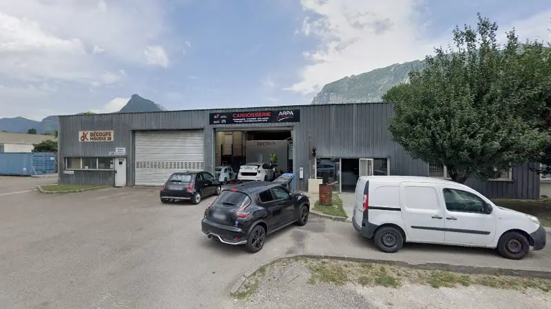 Vue de la rue devant CARROSSERIE ARPA ROMAIN, Saint-Égrève