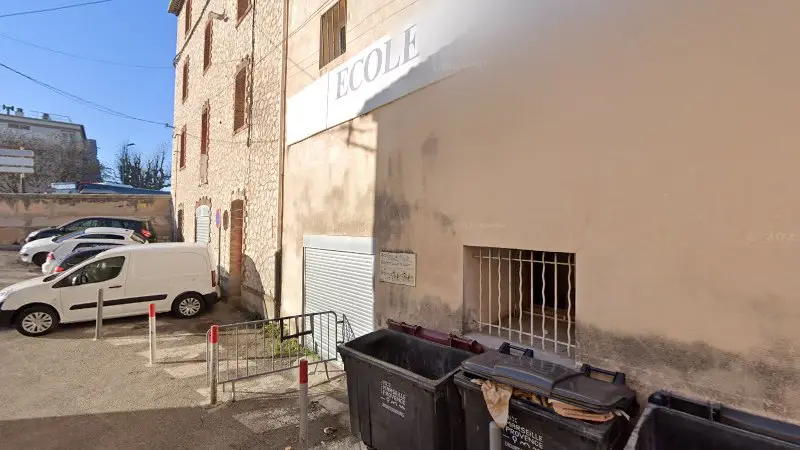 Vue de la rue devant PROVENCE CARROSSERIE, Aubagne
