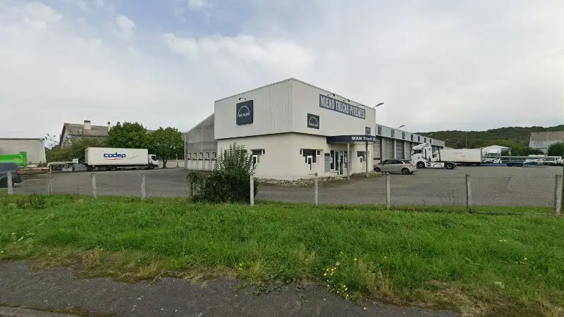 Vue de la rue devant NISSAN TRUCKS NUENO TRUCKS PYRENEES - Nissan Service, Séméac