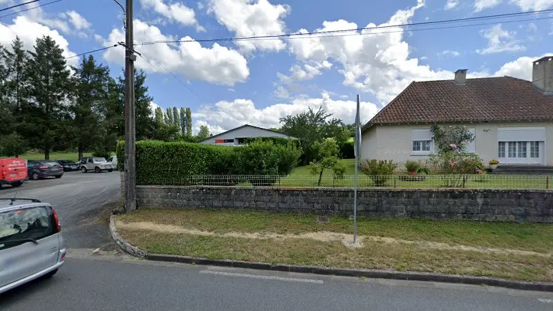 Vue de la rue devant Sarl Garage Duverneuil, Cherveix-Cubas