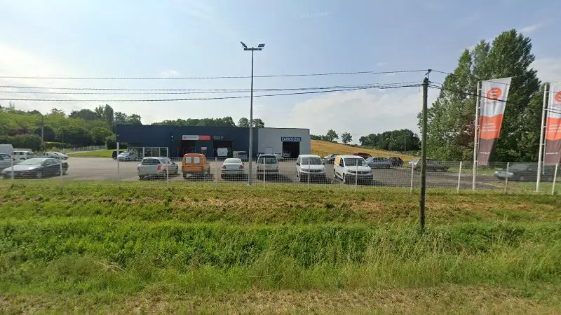 Vue de la rue devant Carrosserie, Réalville