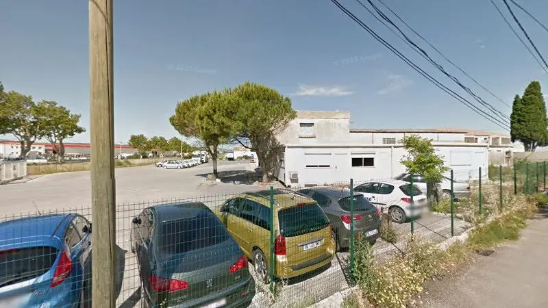 Vue de la rue devant Erpl Reparation Poids Lourds, Gignac-la-Nerthe