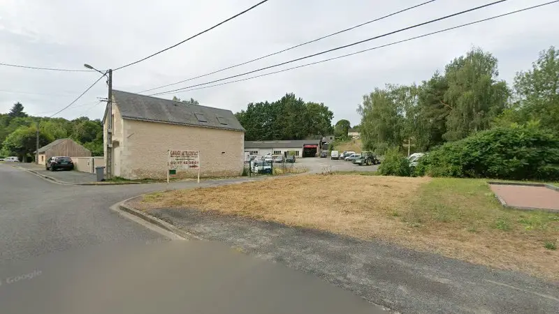 Vue de la rue devant Motrio - Garage Auto Contact, Villaines-les-Rochers