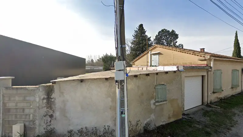 Vue de la rue devant TD DESIGN , PEINTURE SUR CASQUE, Sorgues