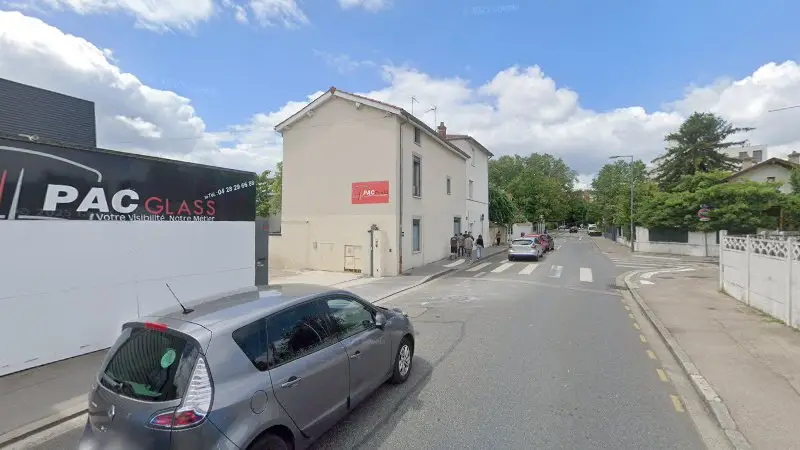 Vue de la rue devant PAC GLASS - Remplacement pare-brise, Villeurbanne