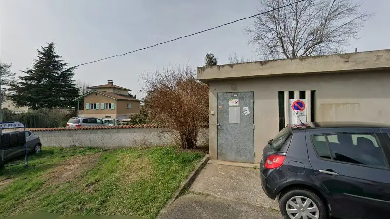 Vue de la rue devant DFV multiservices (aménagement de véhicules), Sorbiers
