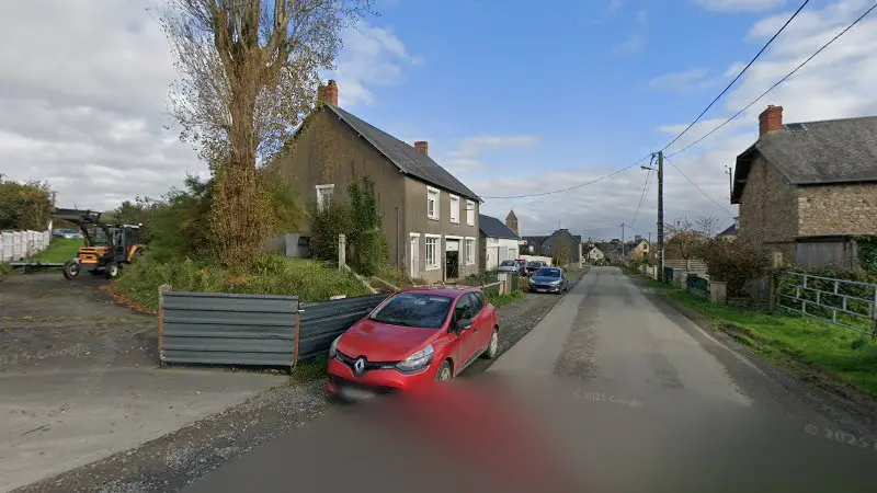 Vue de la rue devant Garage Guiborel, Saint-Denis-le-Vêtu