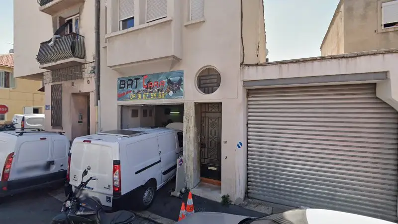 Vue de la rue devant Carrosserie Novacar, Marseille