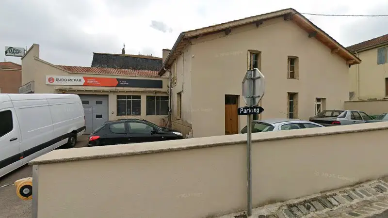 Vue de la rue devant Euro Repar, La Pacaudière