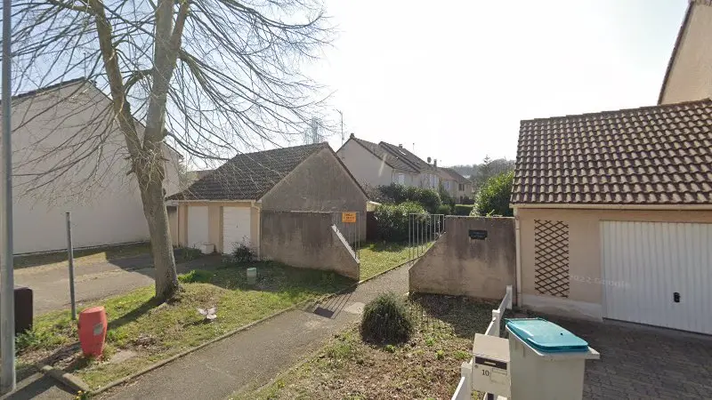Vue de la rue devant L'Atelier De l'Esthétique Automobile, Flins-sur-Seine