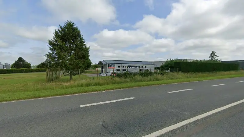 Vue de la rue devant Auto Norisko technical control center, Poix-de-Picardie