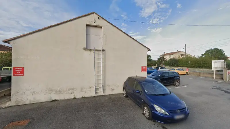 Vue de la rue devant Hj Carrosserie, Alès