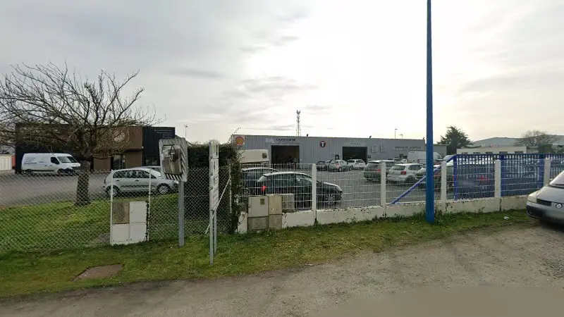 Vue de la rue devant Autoneo Carrosserie Multimarques, Nort-sur-Erdre