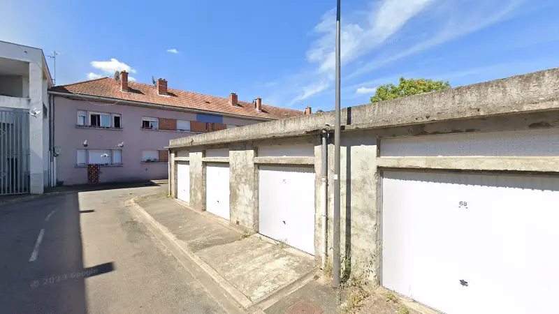 Vue de la rue devant ZED SERVICES - DÉPANNAGE REMORQUAGE AUTO - ÉPAVISTE, Saint-Mandé
