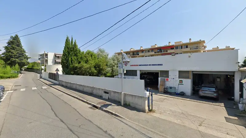 Vue de la rue devant AD Carrosserie et Garage Expert MECANIQUE DES BREGUIERES, Antibes