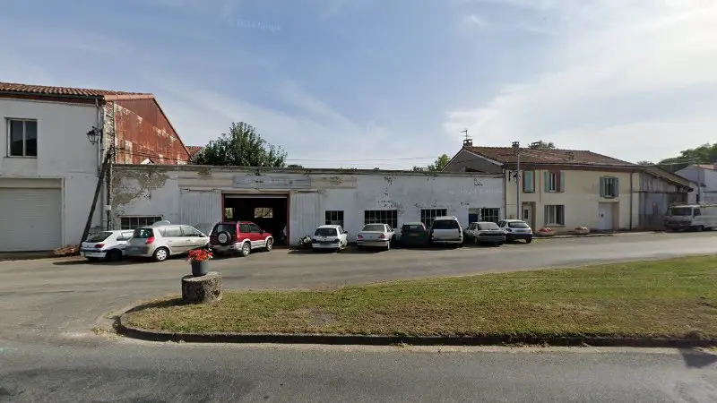 Vue de la rue devant Garage Soulie, Alban
