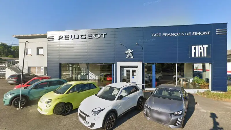 Vue de la rue devant Garage De Simone Agent Peugeot et Fiat, Le Pont-de-Beauvoisin
