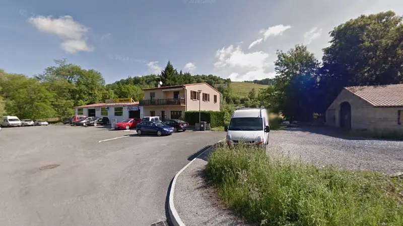 Vue de la rue devant GARAGE FAYET, Firmi