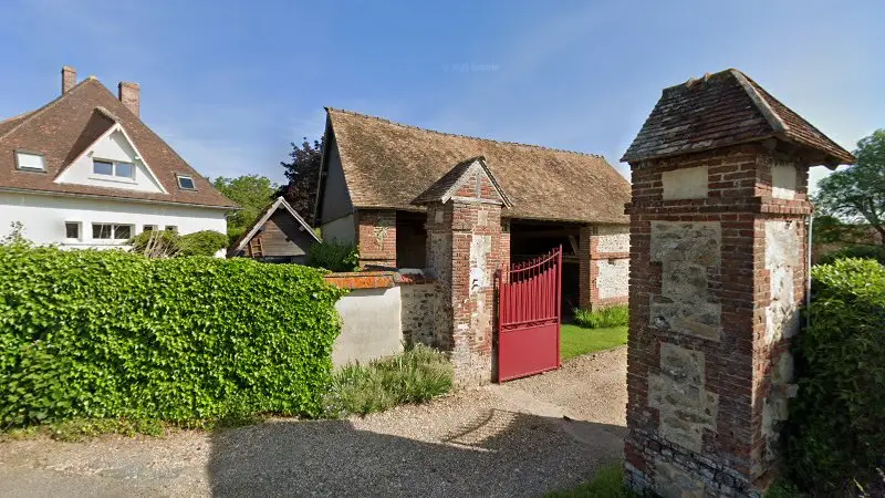 Vue de la rue devant Jeanne La Fofolle, Heudebouville