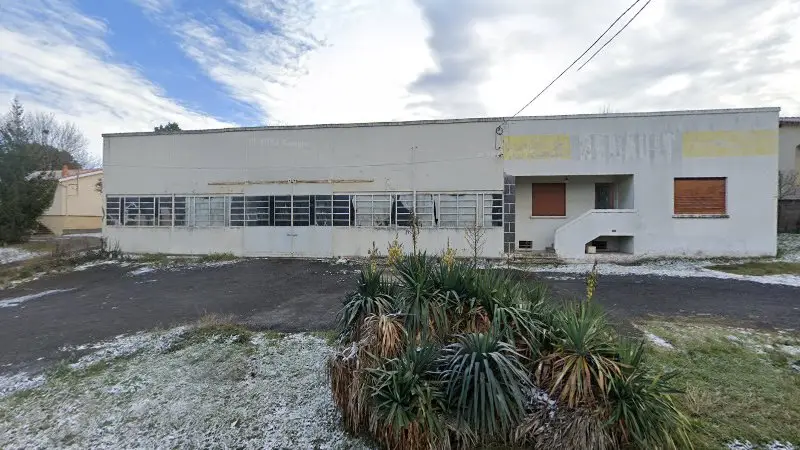 Vue de la rue devant Ancien garage Renault, Veyre-Monton
