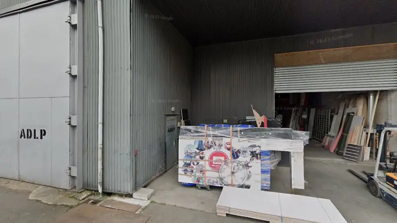 Vue de la rue devant GPTRANS Garage et Vente de Pièces Autos, Saint-Germain-lès-Arpajon