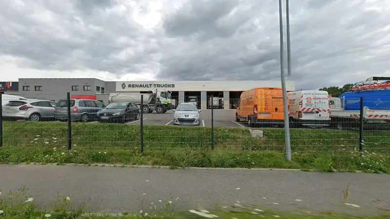 Vue de la rue devant Garage de Normandie, Gournay-en-Bray