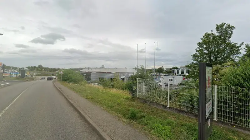 Vue de la rue devant CAR AVENUE Volkswagen, Saverne