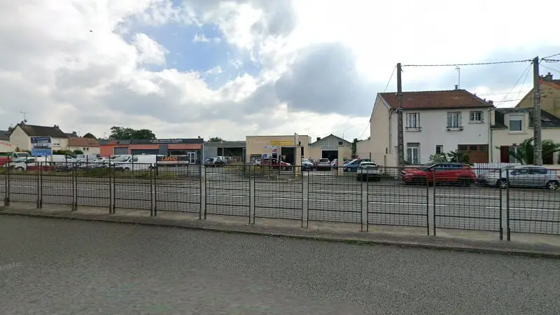 Vue de la rue devant CARROSSERIE DE LA ROCADE SUD, Le Mans