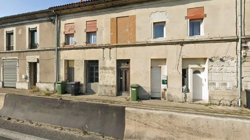 Vue de la rue devant Porte de garage Bordeaux, Montussan