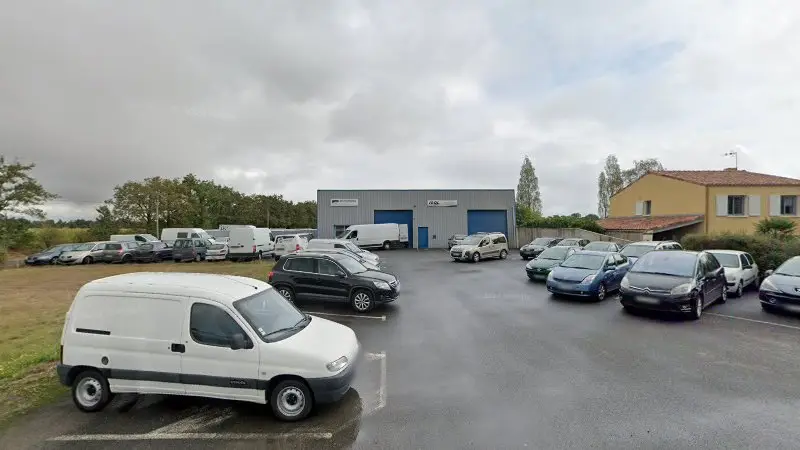 Vue de la rue devant Garage Bossard, Les Landes-Genusson