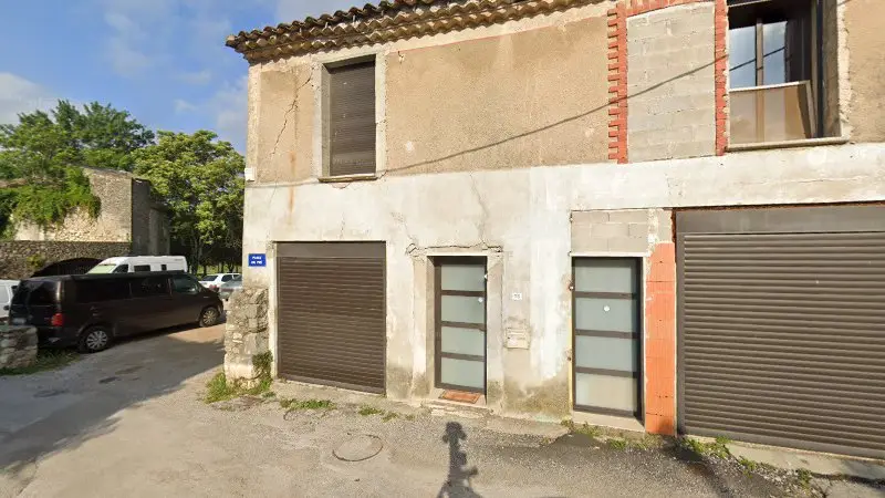 Vue de la rue devant Stand Offroad, Saint-Bauzille-de-Putois