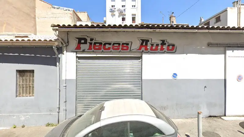 Vue de la rue devant AMG Carrosserie, Marseille
