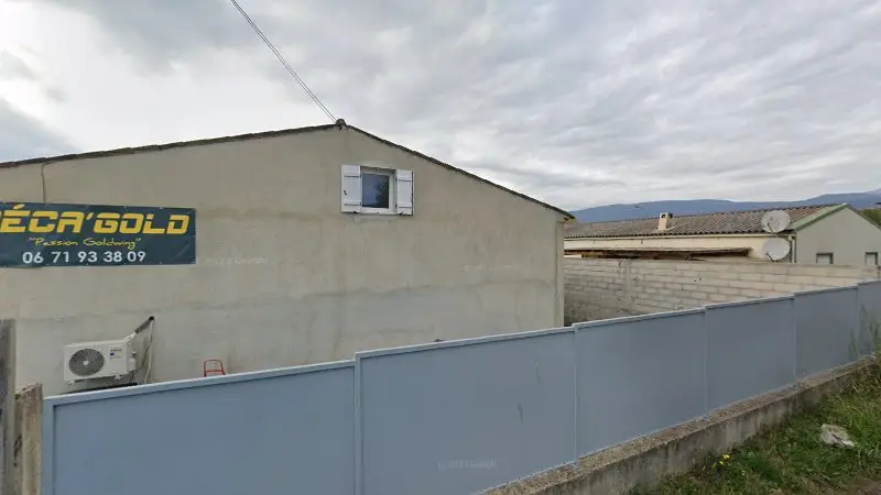 Vue de la rue devant Garage Avatacar Tourettes, Tourrettes