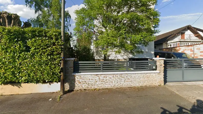 Vue de la rue devant Dim Team Racing, Sainte-Geneviève-des-Bois