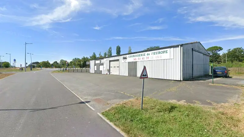 Vue de la rue devant Carrosserie de l'Europe, Chemillé-en-Anjou