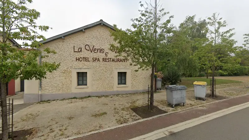 Vue de la rue devant Garage Demongeot, Soulaines-Dhuys