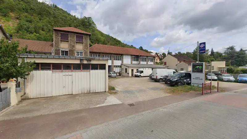Vue de la rue devant Carrosserie Wiart, Viviez