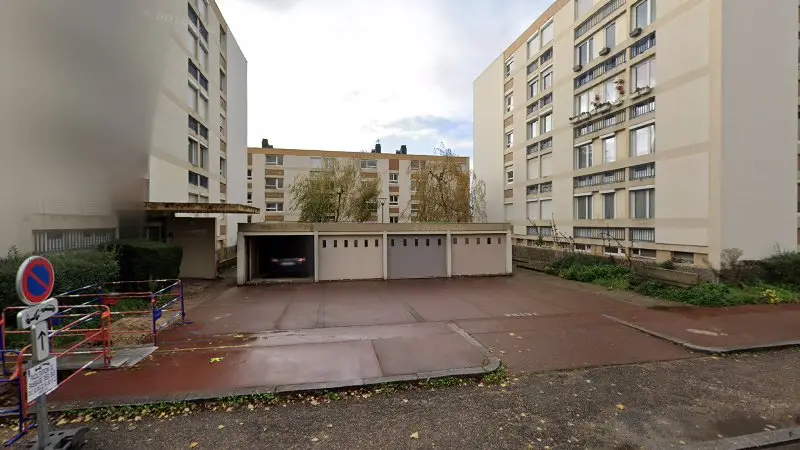 Vue de la rue devant Remorquage Voiture et Dépannage Rouen 76, Rouen