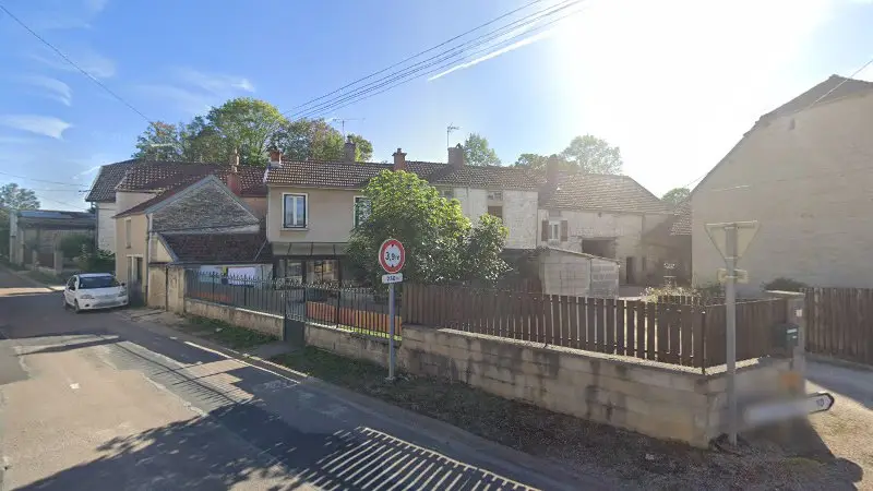 Vue de la rue devant Veuxhaulles Automobiles, Veuxhaulles-sur-Aube