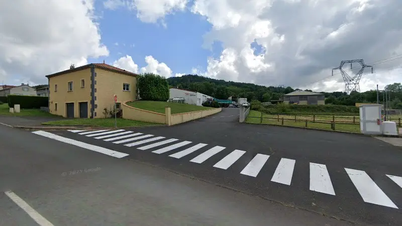 Vue de la rue devant Garage Vigouroux, Siaugues-Sainte-Marie