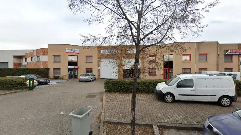Vue de la rue devant Centrale Pare-Brise, Vénissieux