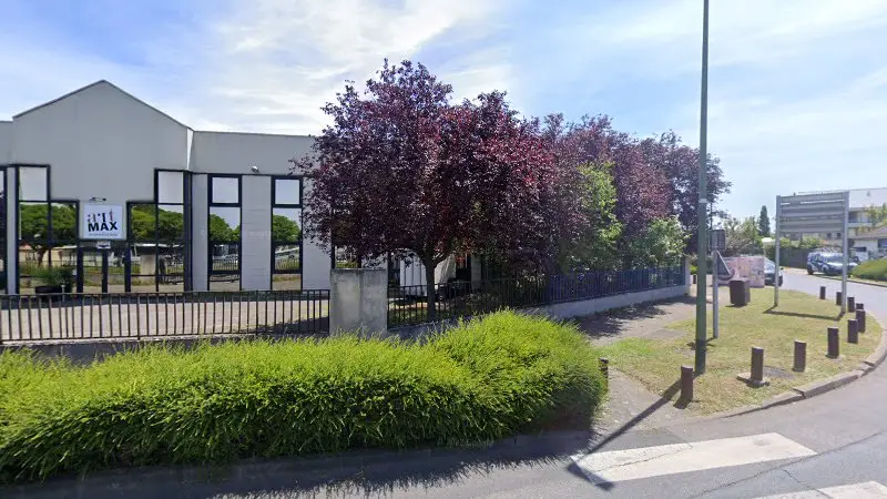 Vue de la rue devant C.P.S.G Conflans Pneus Services Gratuits, Conflans-Sainte-Honorine