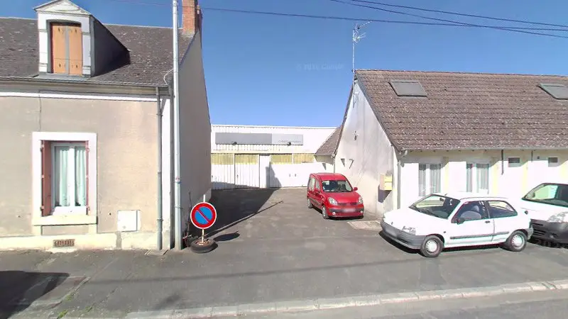 Vue de la rue devant Garage Martin, Mehun-sur-Yèvre