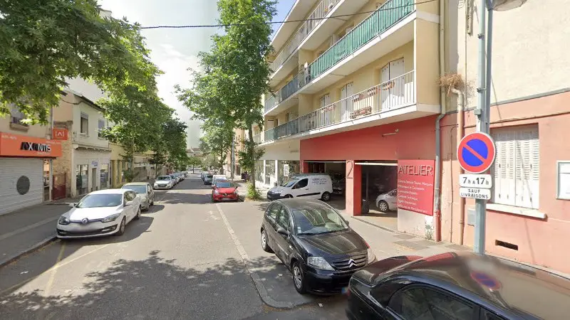 Vue de la rue devant AUTOPOLE SARL - Citroën, Vénissieux