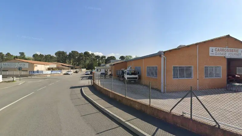Vue de la rue devant Carrosserie Dépannage Fournier- Remorquage 24h/24h - 7j/7j, Noves