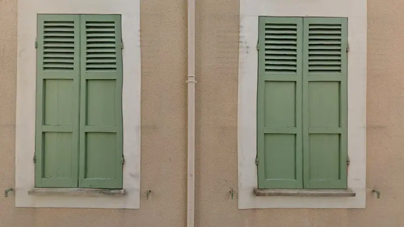 Vue de la rue devant Planete Carrosserie, Fontainebleau