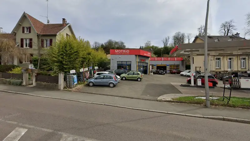 Vue de la rue devant Motrio Simplifions L'entretien Auto, Belfort