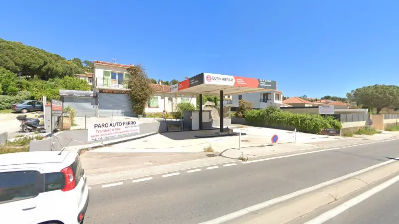 Vue de la rue devant Euro Repar, Bormes-les-Mimosas