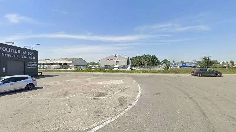 Vue de la rue devant Carrosserie Industrielle Chabas, Le Pontet