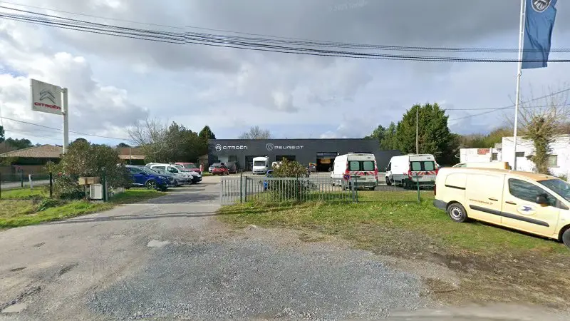 Vue de la rue devant LAVELANET AUTOMOBILE 33, Biganos
